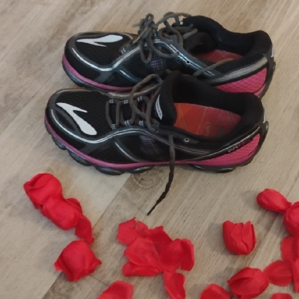 Brooks Black and Pink Women's Athletic Shoes - Picture 4 of 7